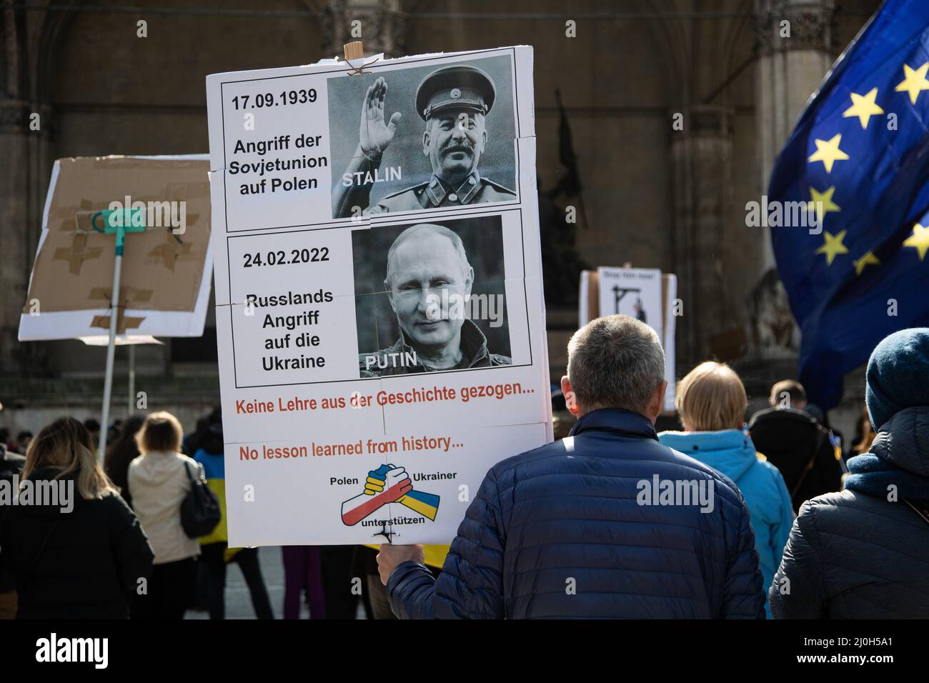 Munich, Allemagne. 19th mars 2022. Quelques centaines de personnes se sont rassemblées à Munich, en Allemagne, le 19 mars 2022 pour protester contre l'invasion russe de l'Ukraine. Les manifestants ont exigé de tuer le président de la Fédération de Russie Vladimir Poutine et certains ont assimilé Poutine à Josef Staline ou même Adolf Hilter. (Photo par Alexander Pohl/Sipa USA) crédit: SIPA USA/Alay Live News Banque D'Images
