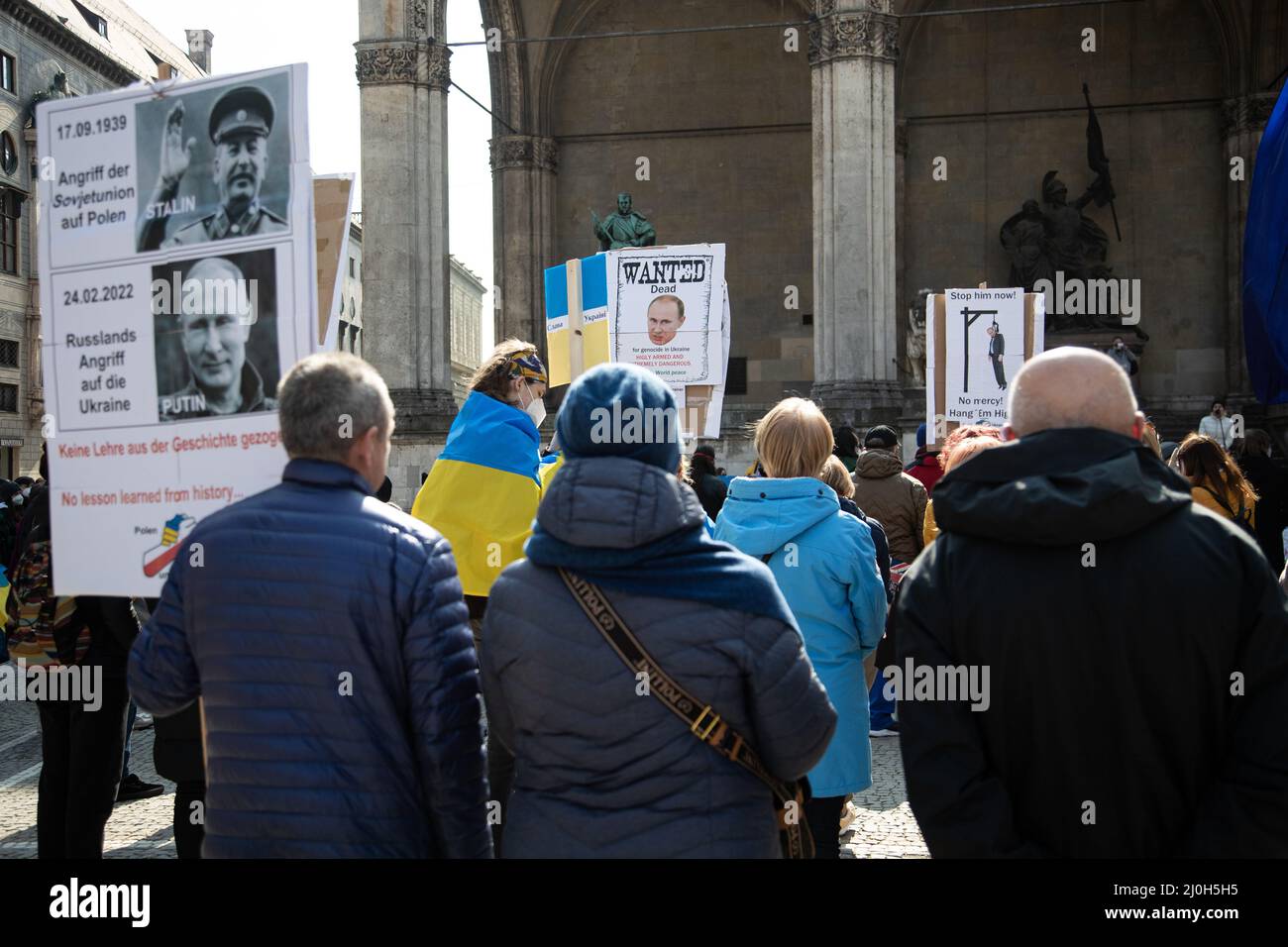 Munich, Allemagne. 19th mars 2022. Quelques centaines de personnes se sont rassemblées à Munich, en Allemagne, le 19 mars 2022 pour protester contre l'invasion russe de l'Ukraine. Les manifestants ont exigé de tuer le président de la Fédération de Russie Vladimir Poutine et certains ont assimilé Poutine à Josef Staline ou même Adolf Hilter. (Photo par Alexander Pohl/Sipa USA) crédit: SIPA USA/Alay Live News Banque D'Images