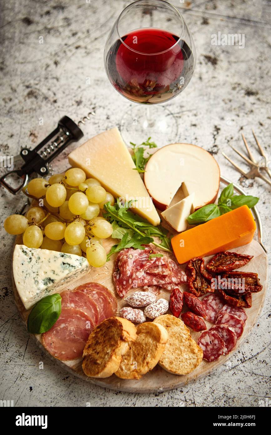 Des collations froides board avec les viandes, le raisin, le vin, différentes sortes de fromage Banque D'Images