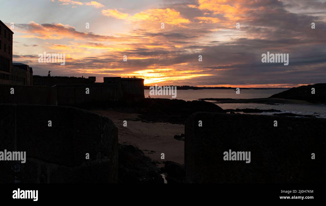 Coucher de soleil sur les remparts de Saint-Malo en Bretagne Banque D'Images