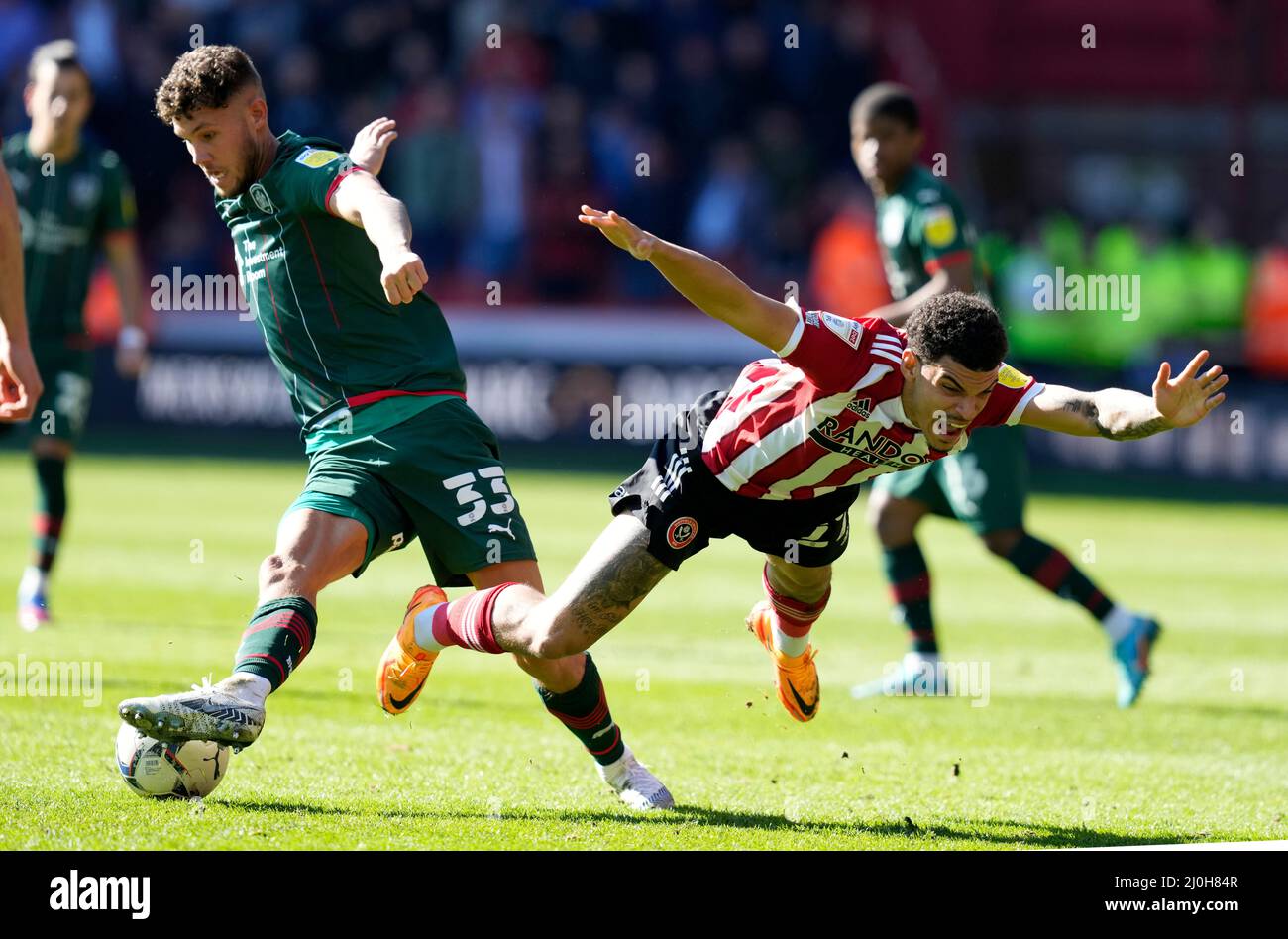 Sheffield, Angleterre, le 19th mars 2022. Matty Wolfe, de Barnsley, s'attaque à Morgan Gibbs-White de Sheffield Utd lors du match de championnat Sky Bet à Bramall Lane, Sheffield. Le crédit photo devrait se lire: Andrew Yates / Sportimage Banque D'Images