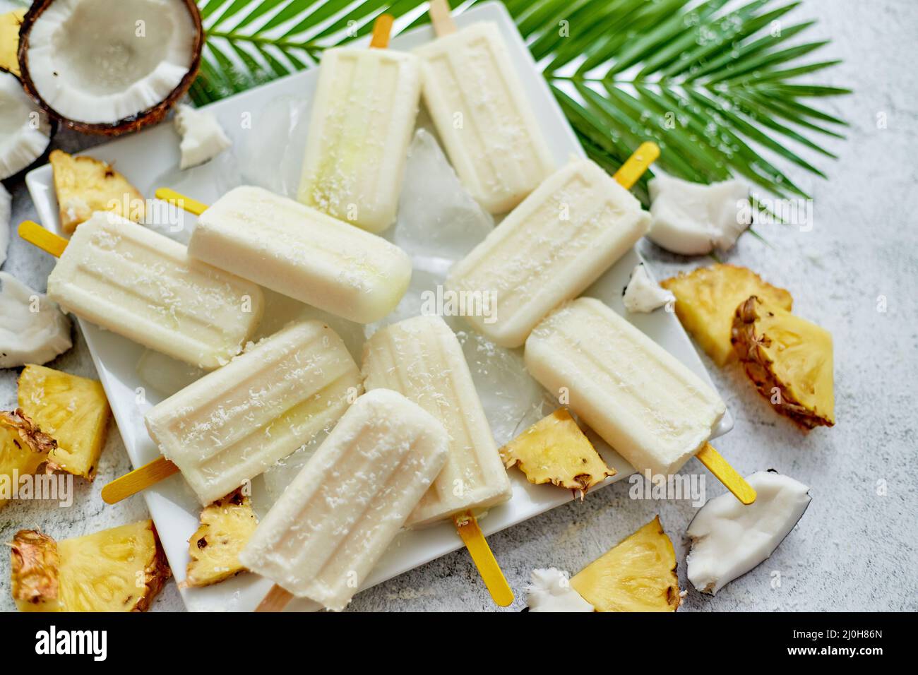 Pop-sutes végétaliennes faites maison avec du lait de coco et de l'ananas. Délicieux en-cas d'été sain Banque D'Images