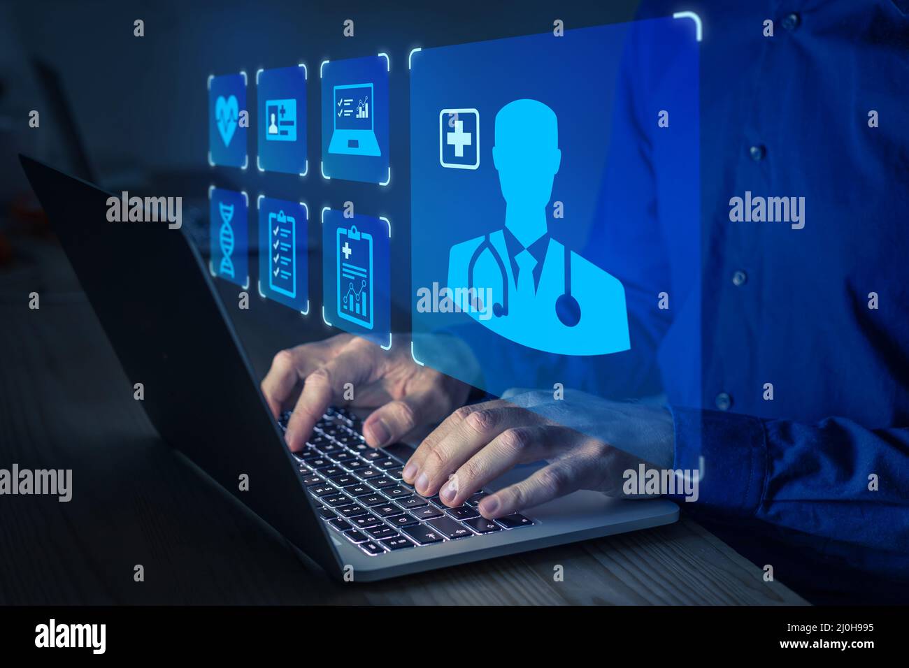 Soins de santé en ligne et consultation médicale pour le diagnostic à distance, la prescription numérique et la thérapie avec Internet et ordinateur. Patient utilisant LAP Banque D'Images