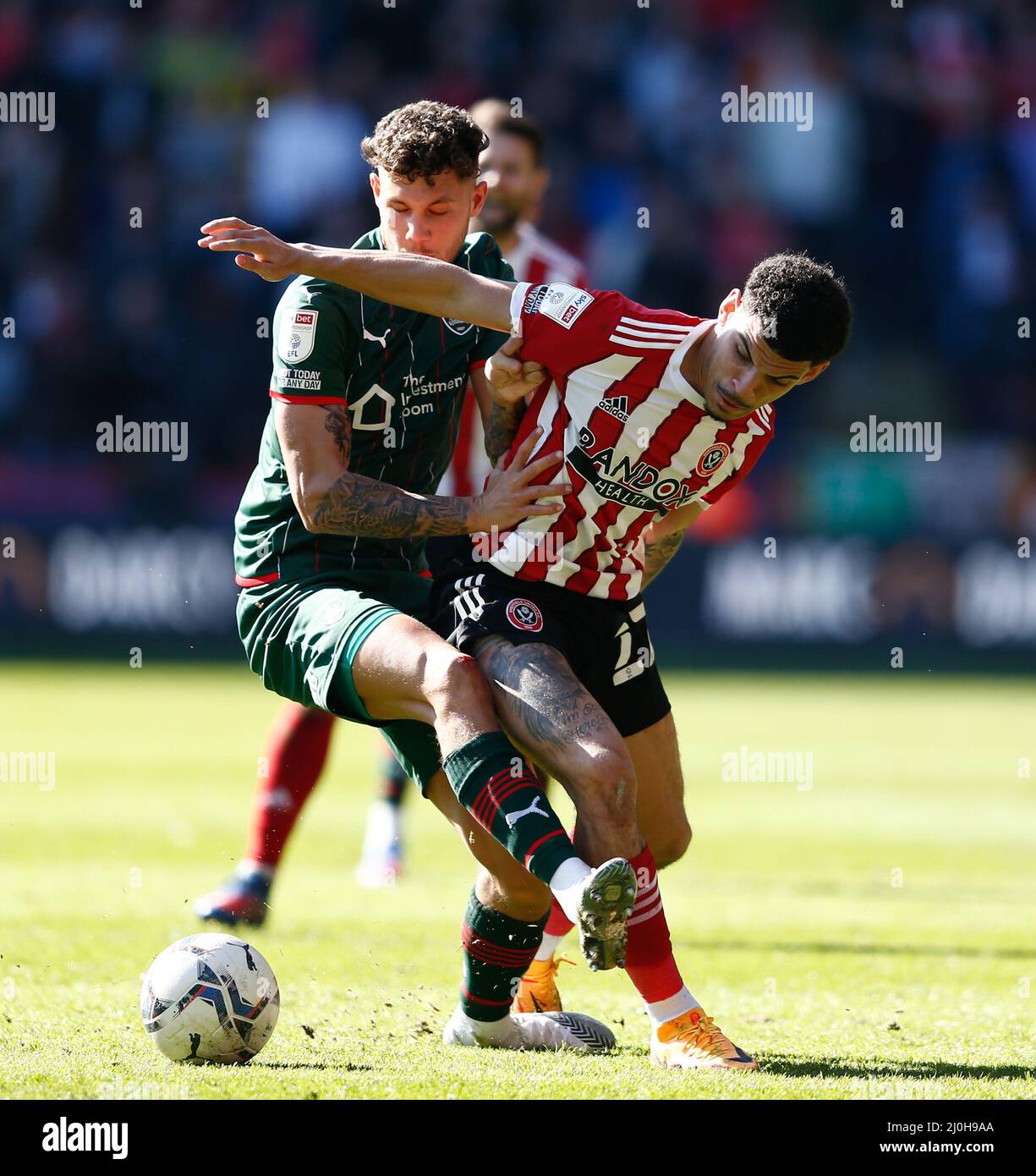 Morgan Gibbs-White de Sheffield United et Matty Wolfe de Barnsley en action pendant le match du championnat Sky Bet à Bramall Lane, Sheffield. Date de la photo: Samedi 19 mars 2022. Banque D'Images