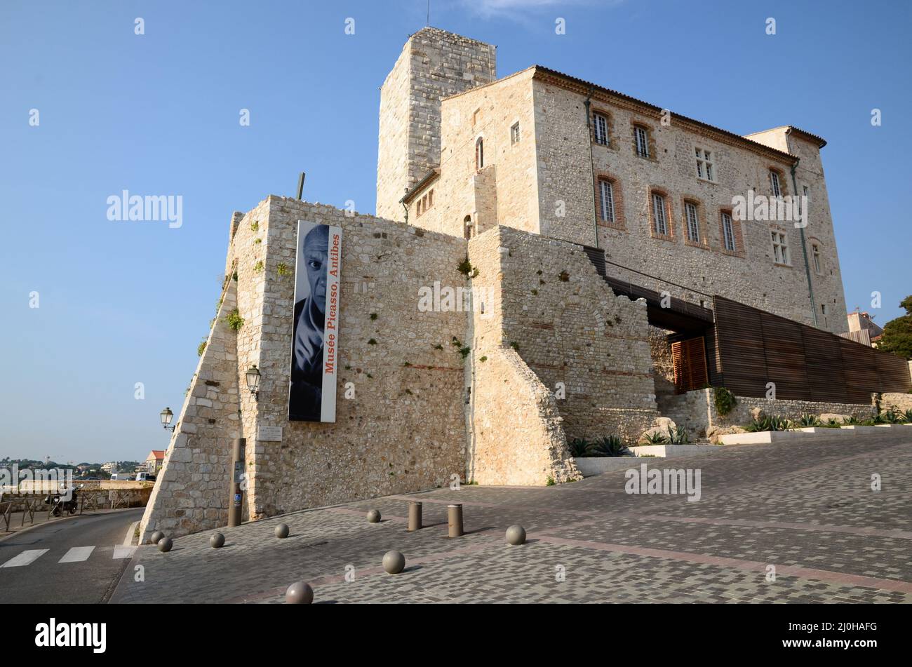 France, côte d'azur, Antibes, le château Grimaldi abrite le musée Picasso où sont exposées des peintures et des céramiques de Pablo Picasso. Banque D'Images