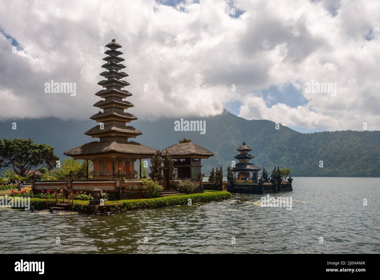 Pura Ulun Danu Beratan temple sur le lac Bratan avec un ciel nuageux spectaculaire. Bedugul, Bali, Indonésie. Banque D'Images