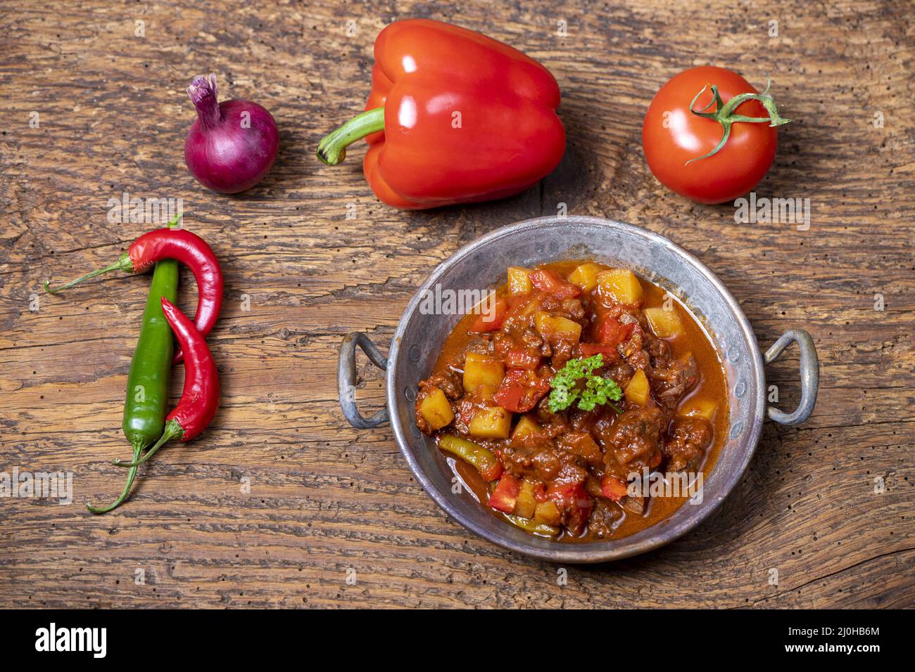 Goulash hongrois avec viande et pommes de terre Banque D'Images
