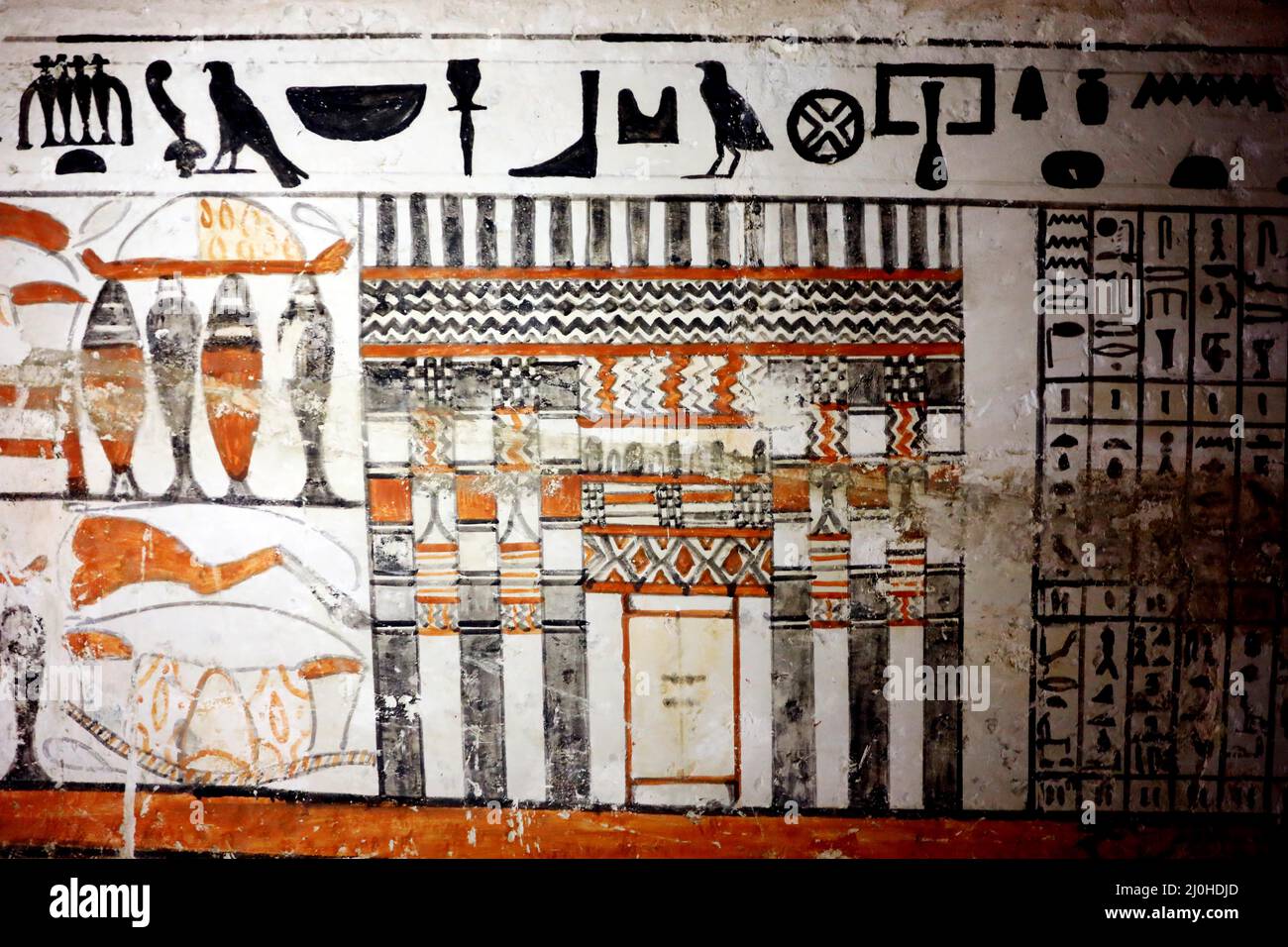 (220319) -- LE CAIRE, 19 mars 2022 (Xinhua) -- la photo montre la peinture murale dans une ancienne tombe découverte aux sites archéologiques de Saqqara au sud-ouest du Caire, en Égypte, le 19 mars 2022. Le ministère égyptien du Tourisme et des Antiquités a annoncé jeudi la découverte de cinq tombes anciennes de 4 000 ans dans les sites archéologiques de Saqqara, au sud-ouest du Caire. Les tombes contiennent des découvertes et des objets datant de la fin de l'ancien Royaume s'étendant de 2686 BC à 2181 BC et le début de la première période intermédiaire s'étendant de 2181 BC à 2055 BC. ALLER AVEC 'l'Egypte découvre cinq 4,00 Banque D'Images