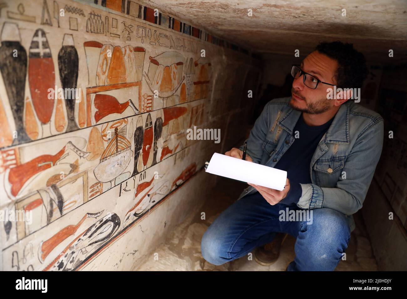 (220319) -- LE CAIRE, le 19 mars 2022 (Xinhua) -- un archéologue vérifie la peinture murale dans un ancien tombeau découvert aux sites archéologiques de Saqqara au sud-ouest du Caire, en Égypte, le 19 mars 2022. Le ministère égyptien du Tourisme et des Antiquités a annoncé jeudi la découverte de cinq tombes anciennes de 4 000 ans dans les sites archéologiques de Saqqara, au sud-ouest du Caire. Les tombes contiennent des découvertes et des objets datant de la fin de l'ancien Royaume s'étendant de 2686 BC à 2181 BC et le début de la première période intermédiaire s'étendant de 2181 BC à 2055 BC. POUR ALLER AVEC 'Egypt discove Banque D'Images