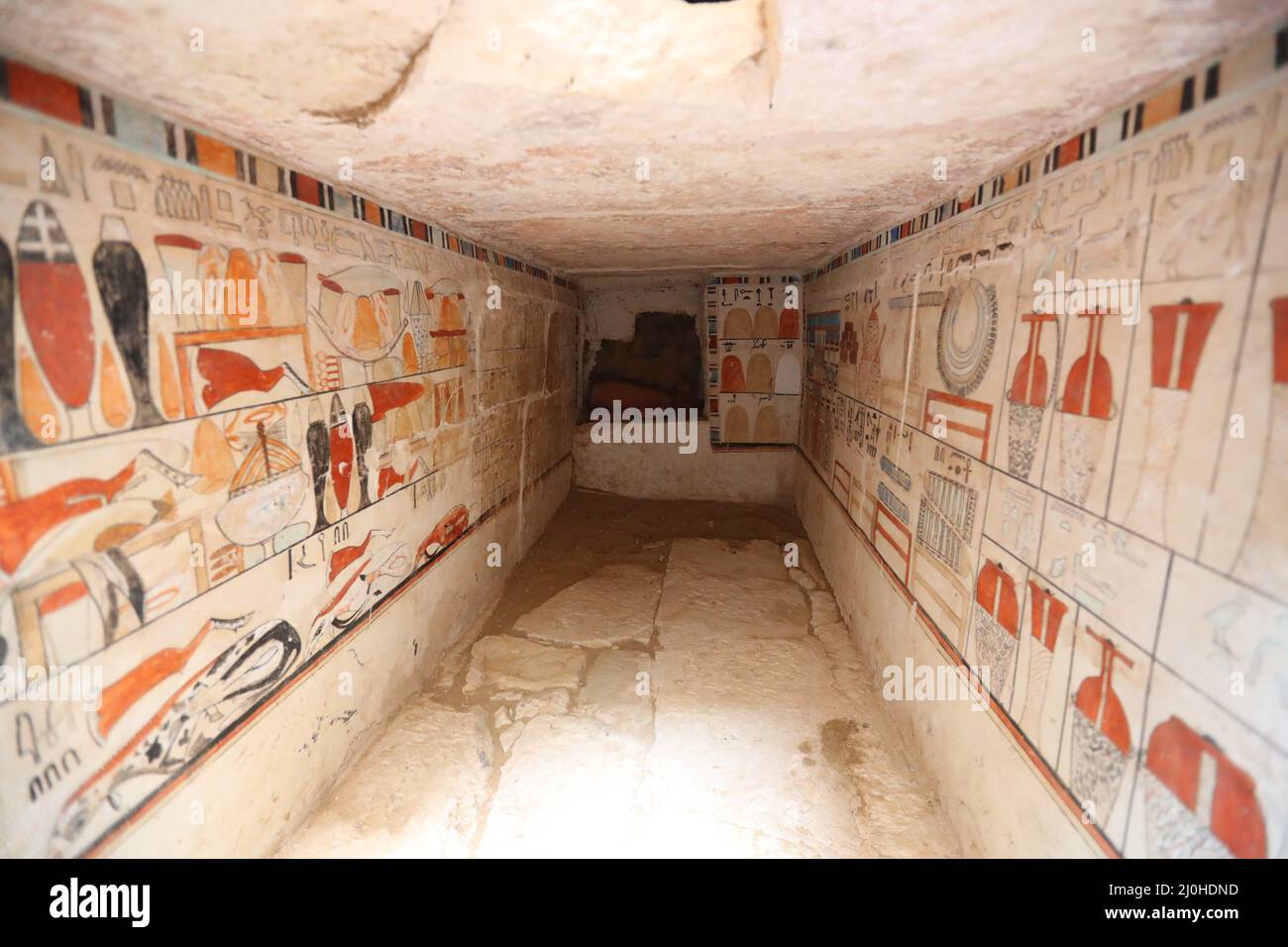 (220319) -- LE CAIRE, 19 mars 2022 (Xinhua) -- la photo montre les peintures murales dans une ancienne tombe découverte aux sites archéologiques de Saqqara au sud-ouest du Caire, en Égypte, le 19 mars 2022. Le ministère égyptien du Tourisme et des Antiquités a annoncé jeudi la découverte de cinq tombes anciennes de 4 000 ans dans les sites archéologiques de Saqqara, au sud-ouest du Caire. Les tombes contiennent des découvertes et des objets datant de la fin de l'ancien Royaume s'étendant de 2686 BC à 2181 BC et le début de la première période intermédiaire s'étendant de 2181 BC à 2055 BC. ALLER AVEC 'l'Egypte découvre cinq 4,0 Banque D'Images