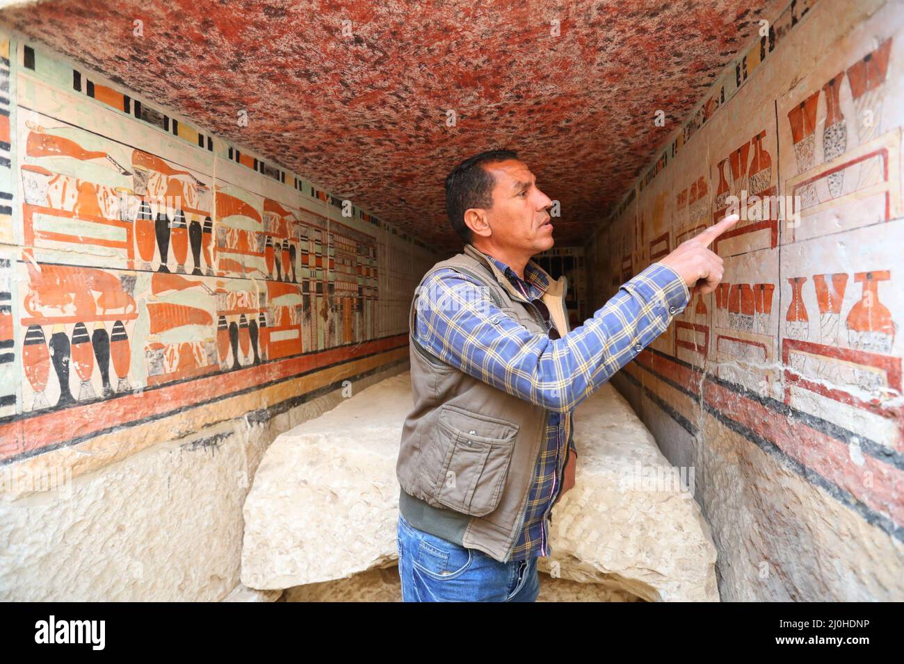(220319) -- LE CAIRE, le 19 mars 2022 (Xinhua) -- un archéologue présente la peinture murale dans une ancienne tombe découverte sur les sites archéologiques de Saqqara, au sud-ouest du Caire, en Égypte, le 19 mars 2022. Le ministère égyptien du Tourisme et des Antiquités a annoncé jeudi la découverte de cinq tombes anciennes de 4 000 ans dans les sites archéologiques de Saqqara, au sud-ouest du Caire. Les tombes contiennent des découvertes et des objets datant de la fin de l'ancien Royaume s'étendant de 2686 BC à 2181 BC et le début de la première période intermédiaire s'étendant de 2181 BC à 2055 BC. ALLER AVEC 'Egypt dis Banque D'Images