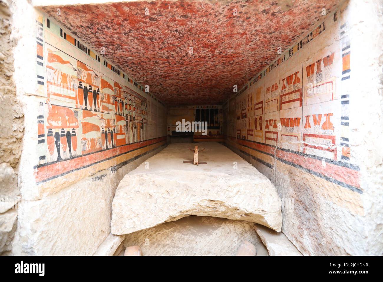(220319) -- LE CAIRE, 19 mars 2022 (Xinhua) -- la photo montre les peintures murales dans une ancienne tombe découverte aux sites archéologiques de Saqqara au sud-ouest du Caire, en Égypte, le 19 mars 2022. Le ministère égyptien du Tourisme et des Antiquités a annoncé jeudi la découverte de cinq tombes anciennes de 4 000 ans dans les sites archéologiques de Saqqara, au sud-ouest du Caire. Les tombes contiennent des découvertes et des objets datant de la fin de l'ancien Royaume s'étendant de 2686 BC à 2181 BC et le début de la première période intermédiaire s'étendant de 2181 BC à 2055 BC. ALLER AVEC 'l'Egypte découvre cinq 4, 0 Banque D'Images