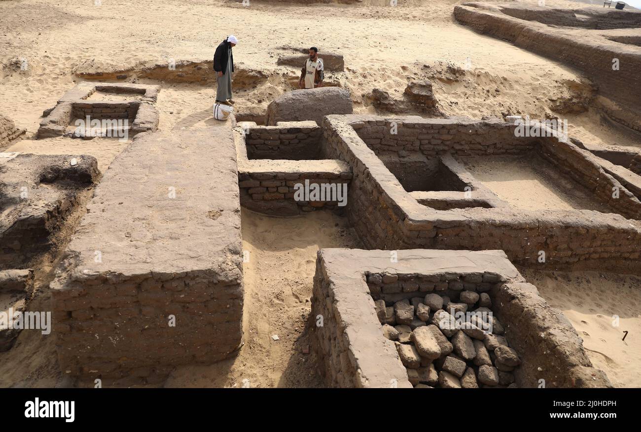 (220319) -- LE CAIRE, le 19 mars 2022 (Xinhua) -- la photo prise le 19 mars 2022 montre des tombes anciennes découvertes sur les sites archéologiques de Saqqara au sud-ouest du Caire, en Égypte. Le ministère égyptien du Tourisme et des Antiquités a annoncé jeudi la découverte de cinq tombes anciennes de 4 000 ans dans les sites archéologiques de Saqqara, au sud-ouest du Caire. Les tombes contiennent des découvertes et des objets datant de la fin de l'ancien Royaume s'étendant de 2686 BC à 2181 BC et le début de la première période intermédiaire s'étendant de 2181 BC à 2055 BC. POUR ALLER AVEC 'l'Egypte découvre cinq vieux de 4 000 ans Banque D'Images
