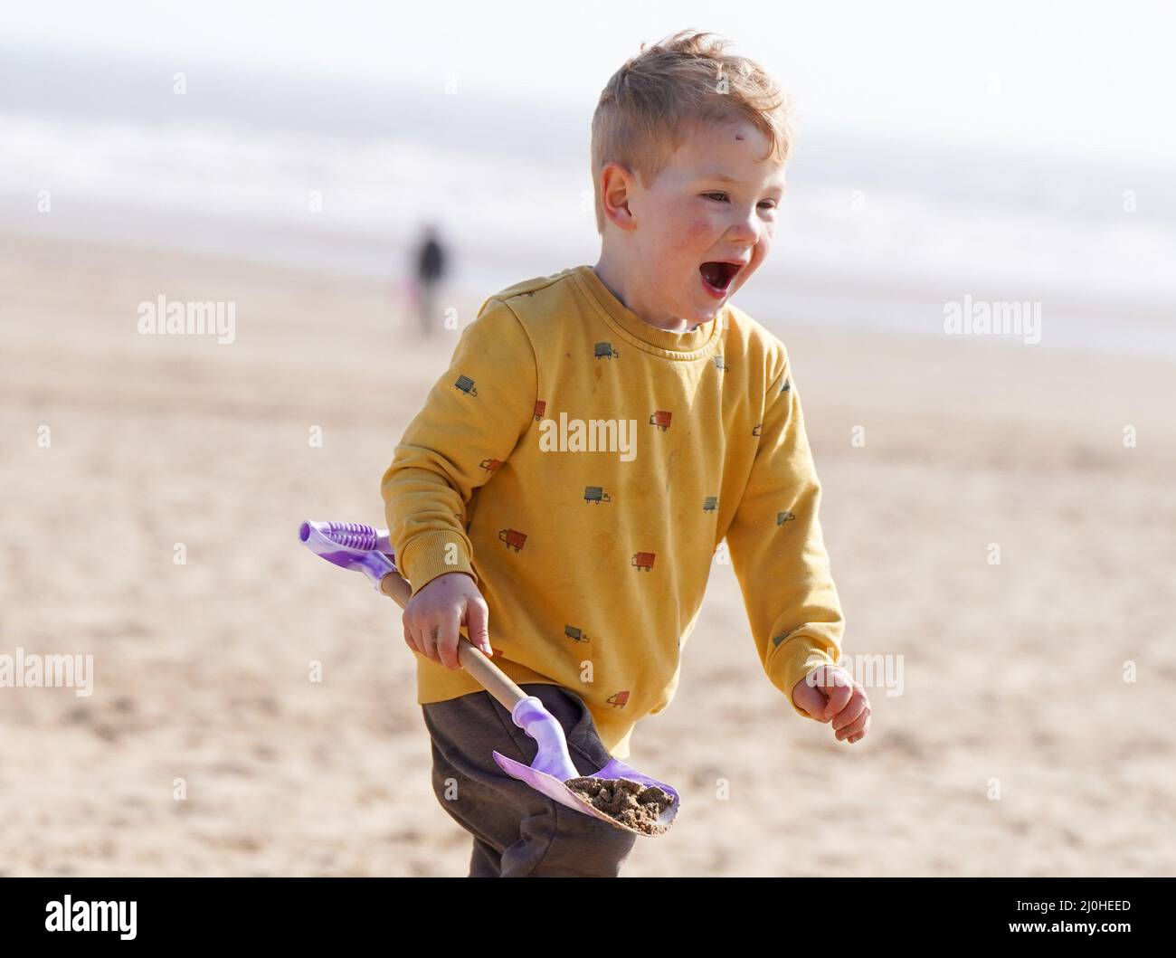 Bridlington, Royaume-Uni. 19th mars 2022. Météo. Edward Chipman-Greenway, 3 ans, profite du soleil sur la plage de Bridlington, sur la côte du Yorkshire. Crédit photo: Ioannis Alexopoulos/Alay Live News Banque D'Images