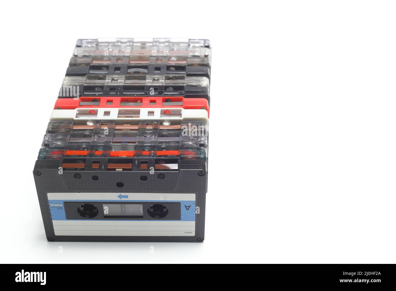 Cassette audio rétro des modèles 80s et 90s sur fond blanc. Banque D'Images