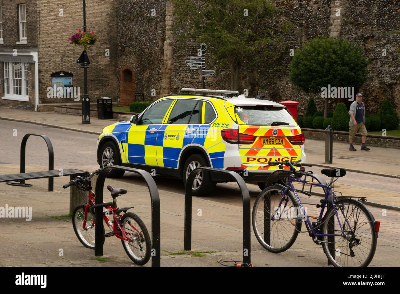 Voiture de police dans le centre-ville de Suffolk, Royaume-Uni Banque D'Images