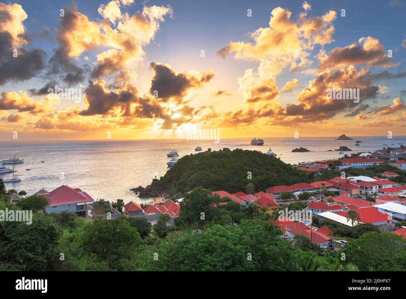 Gustavia, côte de St Barts dans les Antilles de la mer des Caraïbes au coucher du soleil. Banque D'Images
