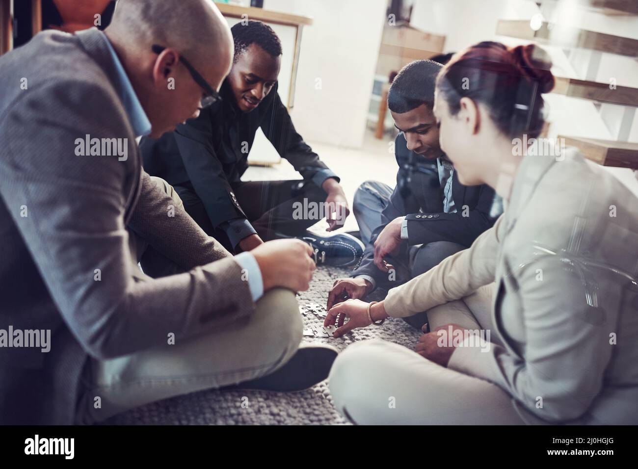 Trouver des solutions ensemble. Photo rognée d'un groupe de collègues mettant un puzzle ensemble. Banque D'Images