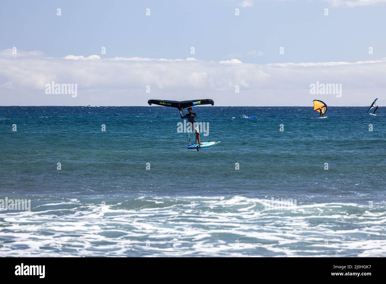 Planches à voile planche à voile en mer bleue à El Medano, Tenerife, Iles Canaries, Espagne Banque D'Images