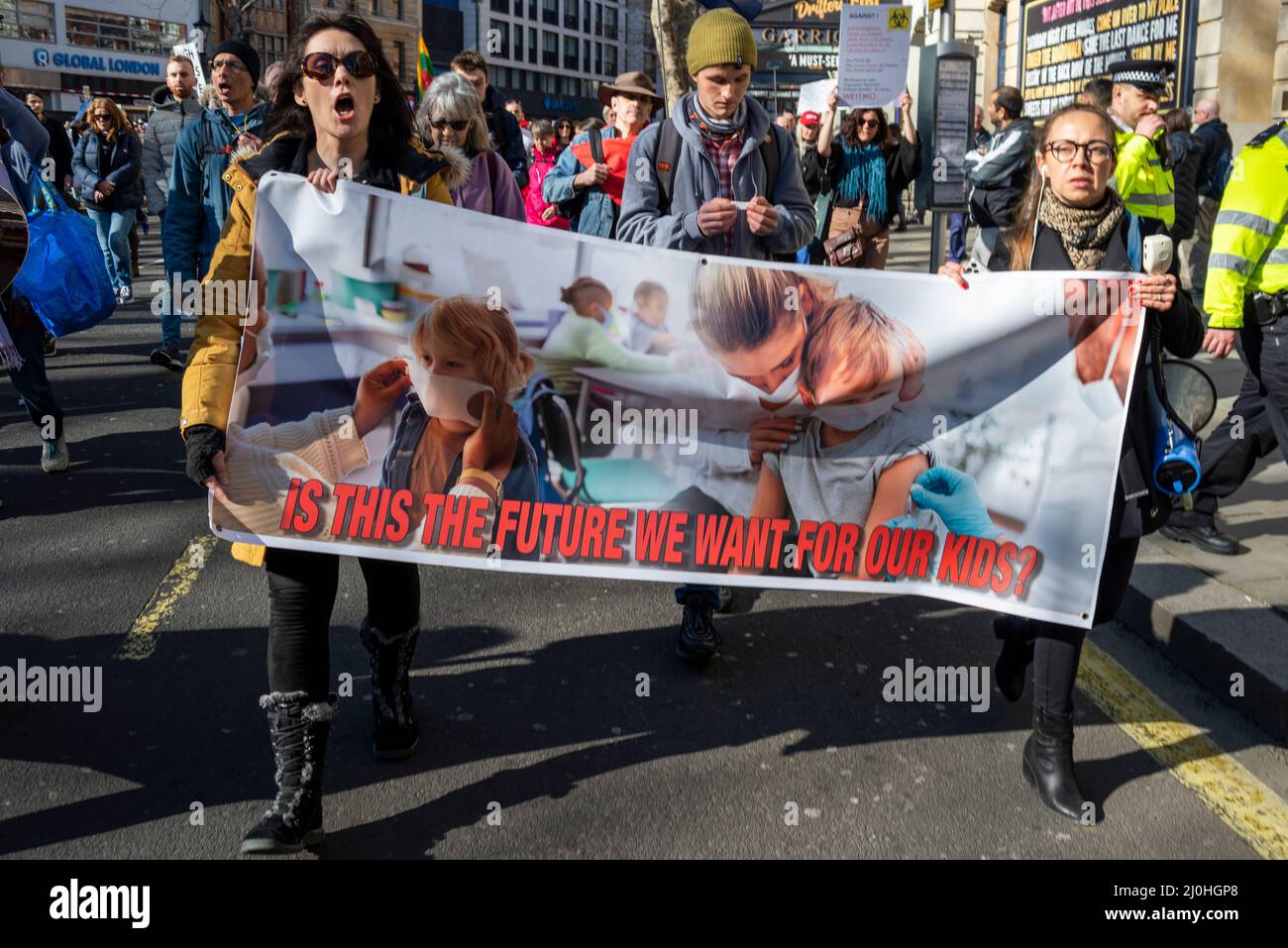 Westminster, Londres, Royaume-Uni. 19th mars 2022.Une manifestation est en cours contre la vaccination des enfants pour Covid 19, rejoints par des anti-vaxxers. Bannière montrant des enfants avec des masques pour le visage vaccinés Banque D'Images