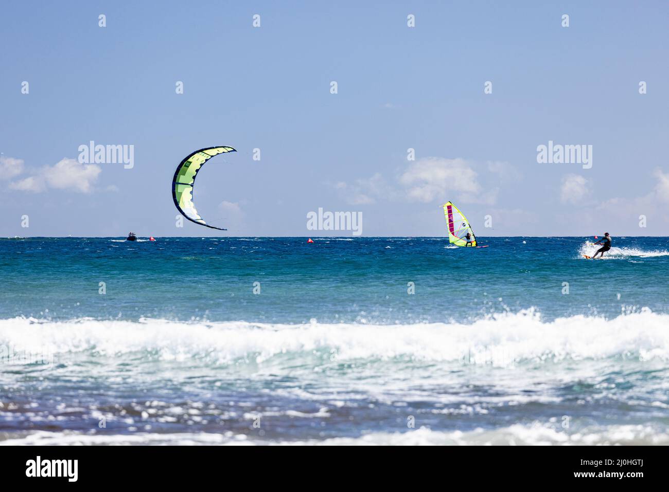 Kitesurfer sur la mer bleue à El Medano, Tenerife, Iles Canaries, Espagne Banque D'Images