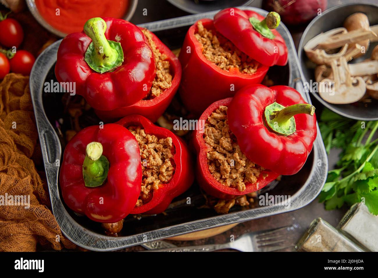 Poivrons rouges doux farcis avec de la viande et de la tomate dans un plateau de friture vintage. Vue de dessus Banque D'Images