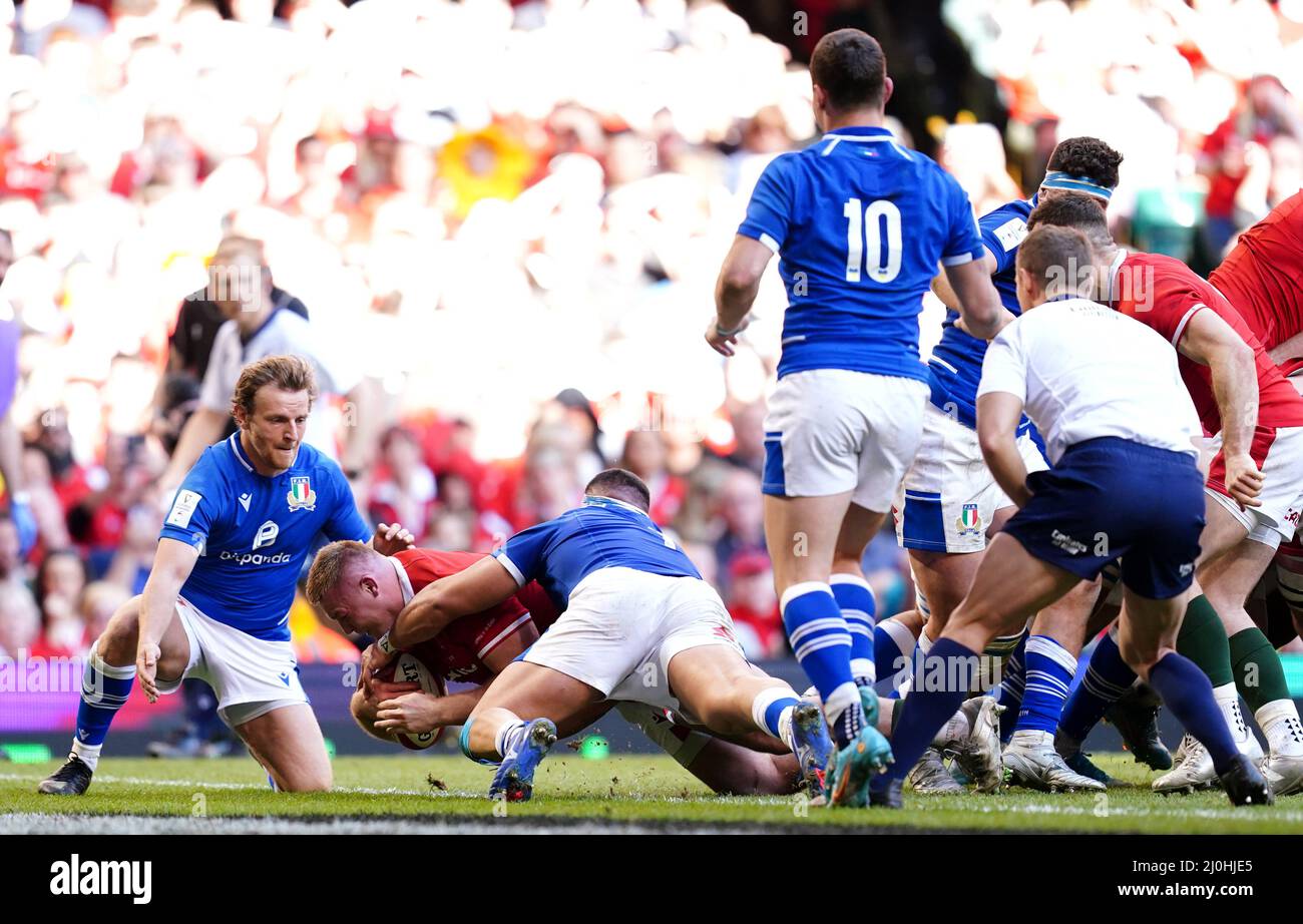 Le lac Dewi, au pays de Galles, plonge pour marquer son deuxième essai des ide lors du match Guinness des six Nations au stade de la Principauté de Cardiff. Date de la photo: Samedi 19 mars 2022. Banque D'Images