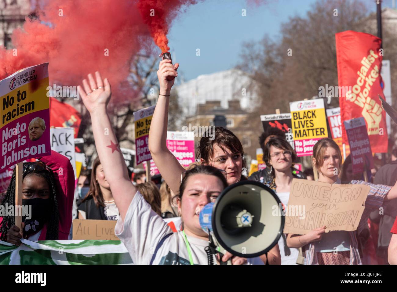 Westminster, Londres, Royaume-Uni. 19th mars 2022. Des manifestations ont lieu dans de nombreuses villes à l'occasion de la Journée des Nations Unies contre le racisme, dont l'une commence à Portland place, à Londres, avec des thèmes tels que les environnements hostiles pour les réfugiés et les migrants et le racisme institutionnel mis en évidence par les récents événements, dont l'Ukraine. La marche se dirige vers Downing Street et Parliament Square. Des femmes protestataires Banque D'Images