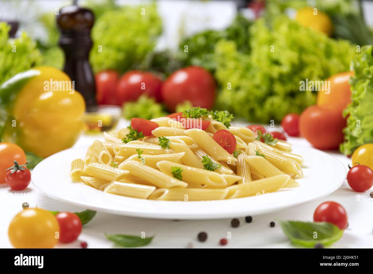 Assiette de pâtes italiennes, penne rigate avec tomates et basilic Banque D'Images