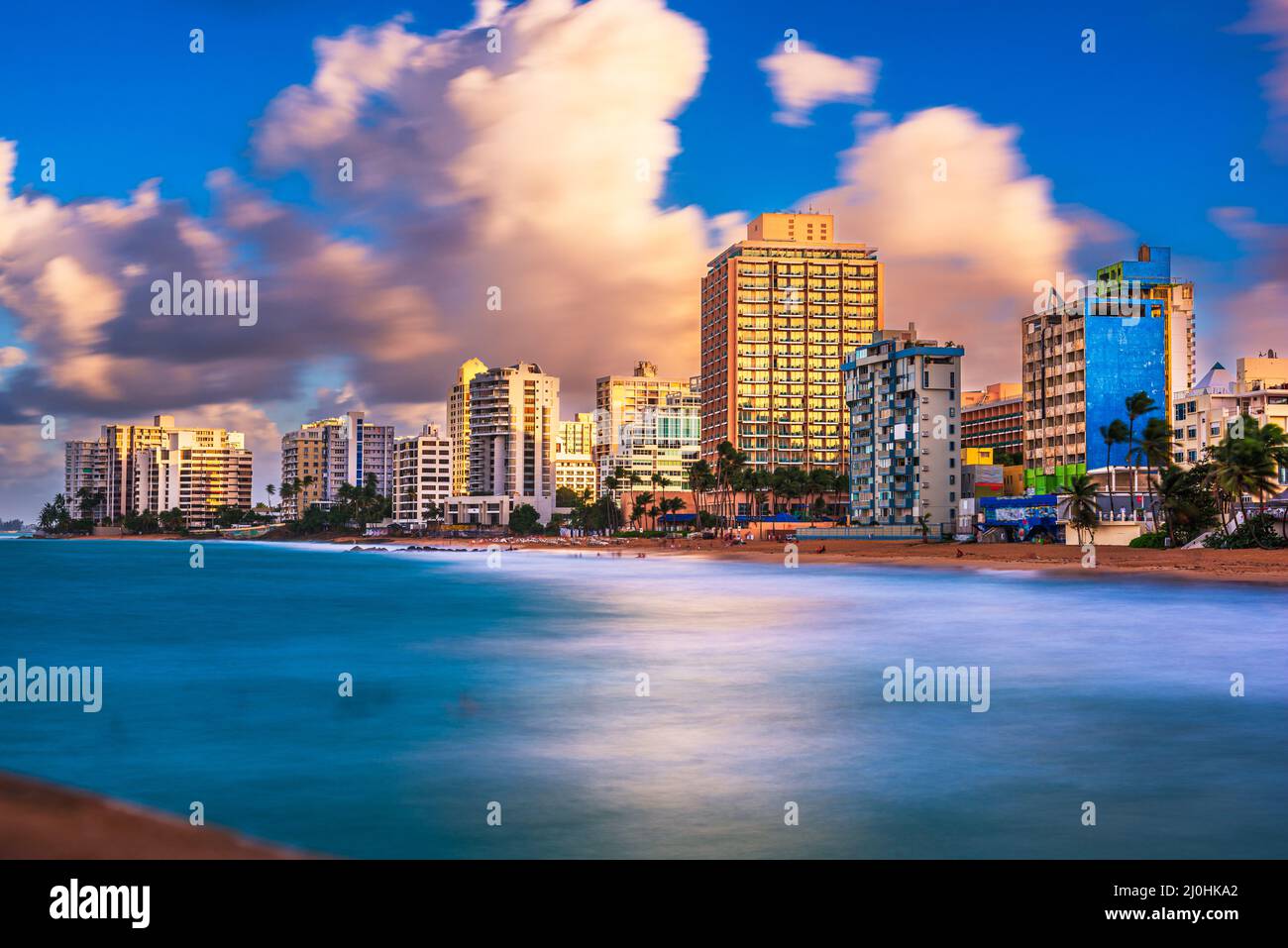 San Juan, Puerto Rico, le coucher du soleil sur la plage de Condado. Banque D'Images