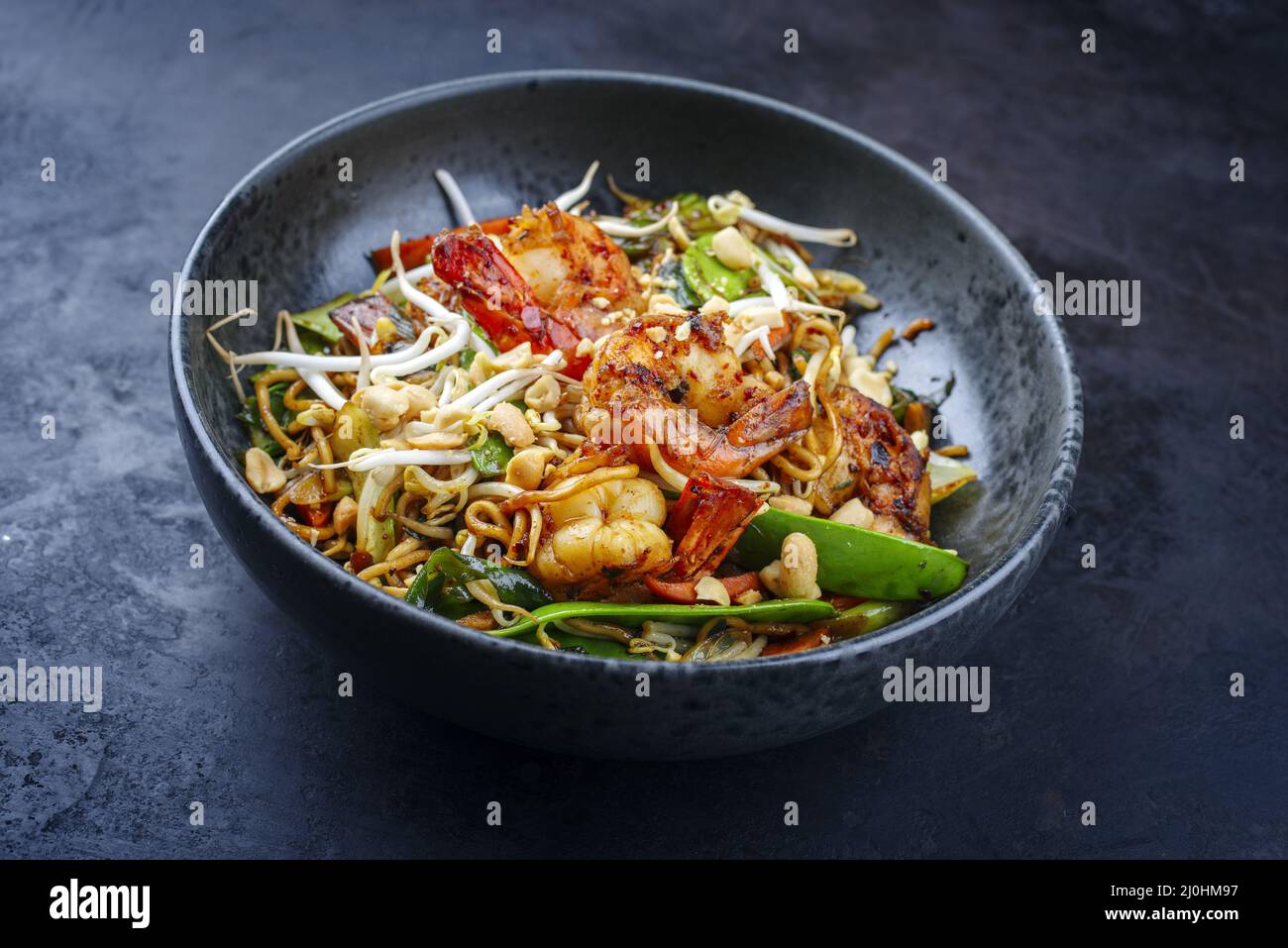 Curry traditionnel thaïlandais de style moderne avec crevettes géantes et nouilles au barbecue, dans un bol de style nordique avec copie Banque D'Images