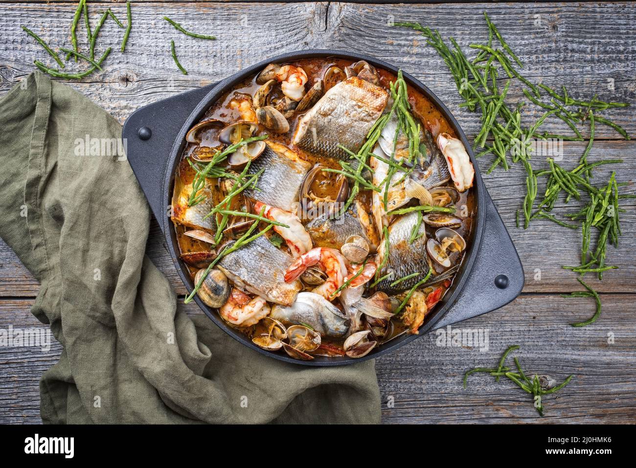 Style moderne traditionnel espagnol fruits de mer zarzuela de pescado avec poisson Banque D'Images