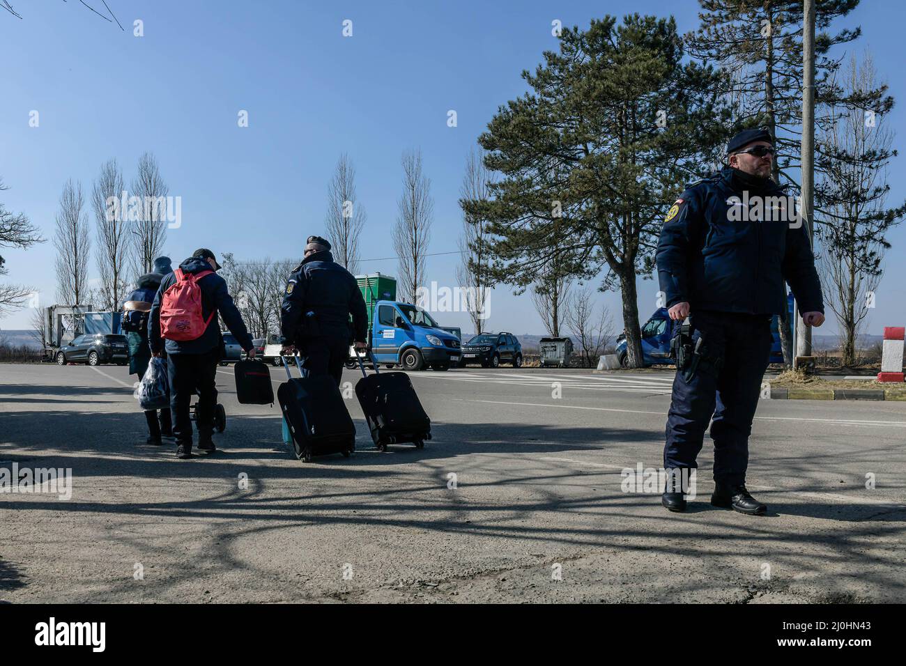 Une famille traverse la frontière siret et arrive en Roumanie. Environ 3 mille personnes arrivent quotidiennement à Siret, en Roumanie, pour se réfugier contre la violence causée par la guerre entre la Russie et l'Ukraine. Dans cette ville frontalière, un couloir d'aide humanitaire a été organisé entre diverses organisations civiles et étatiques. Les personnes qui fuient l'Ukraine sont principalement des femmes, des enfants et des adultes plus âgés. Lorsqu'ils franchissent la frontière, les gens reçoivent de l'aide médicale, psychologique, alimentaire, de transport et d'hébergement. Grâce à l'aide des bénévoles, ces personnes peuvent prendre une pause et gagner de la force pour continuer leur voyage vers le di Banque D'Images