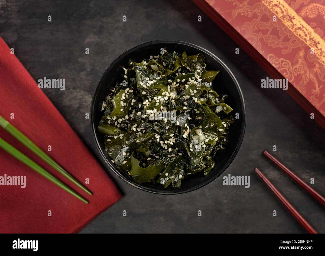 Salade d'algues wakame. Bol et bâtonnets de bambou. Cuisine orientale. Vue de dessus. Banque D'Images