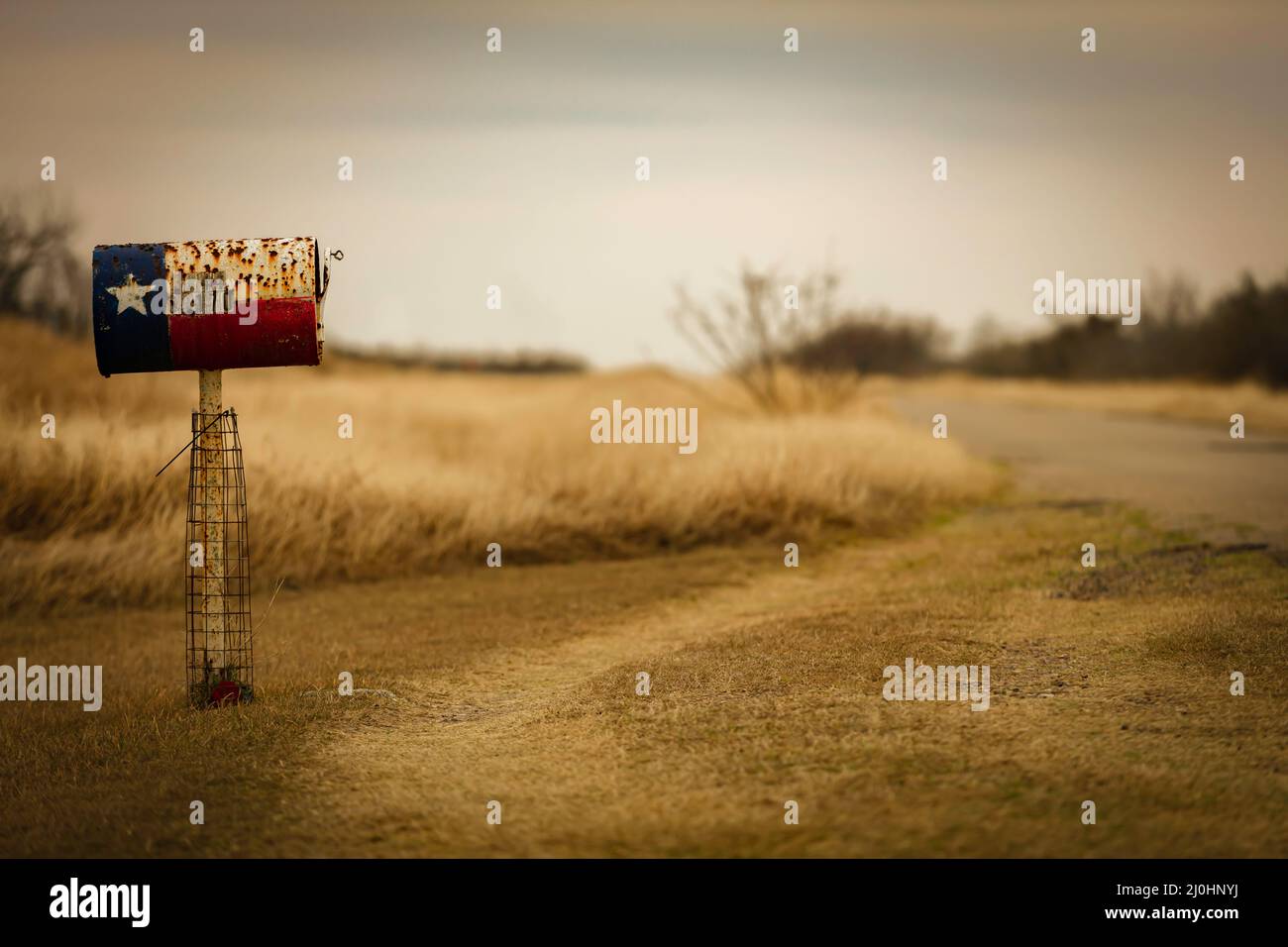 La boîte aux lettres artisanale dans le sud-ouest rural du Texas dépeint une vie rurale simple Banque D'Images
