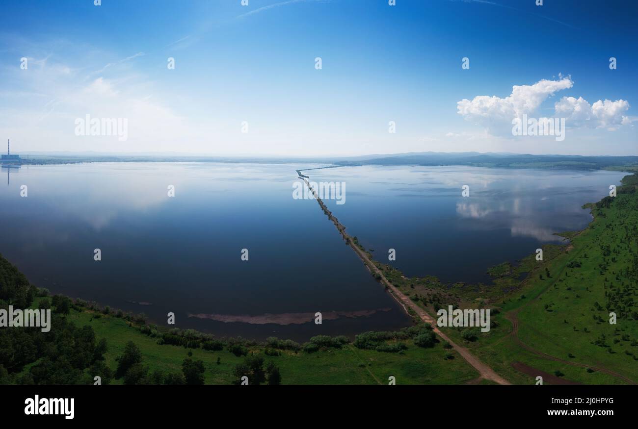 Vue aérienne par drone du paysage du lac avec la route Banque D'Images