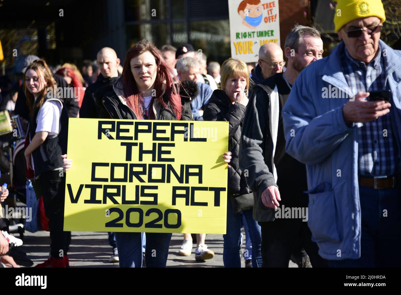 Manchester, Royaume-Uni, 19th mars 2022. Protestation des personnes qui s'opposent à l'utilisation du vaccin Covid-19 à Piccadilly Gardens, centre de Manchester, Angleterre, Royaume-Uni, Iles britanniques. Crédit : Terry Waller/Alay Live News Banque D'Images