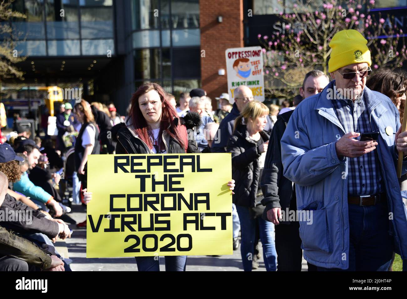 Manchester, Royaume-Uni, 19th mars 2022. Protestation des personnes qui s'opposent à l'utilisation du vaccin Covid-19 à Piccadilly Gardens, centre de Manchester, Angleterre, Royaume-Uni, Iles britanniques. Crédit : Terry Waller/Alay Live News Banque D'Images