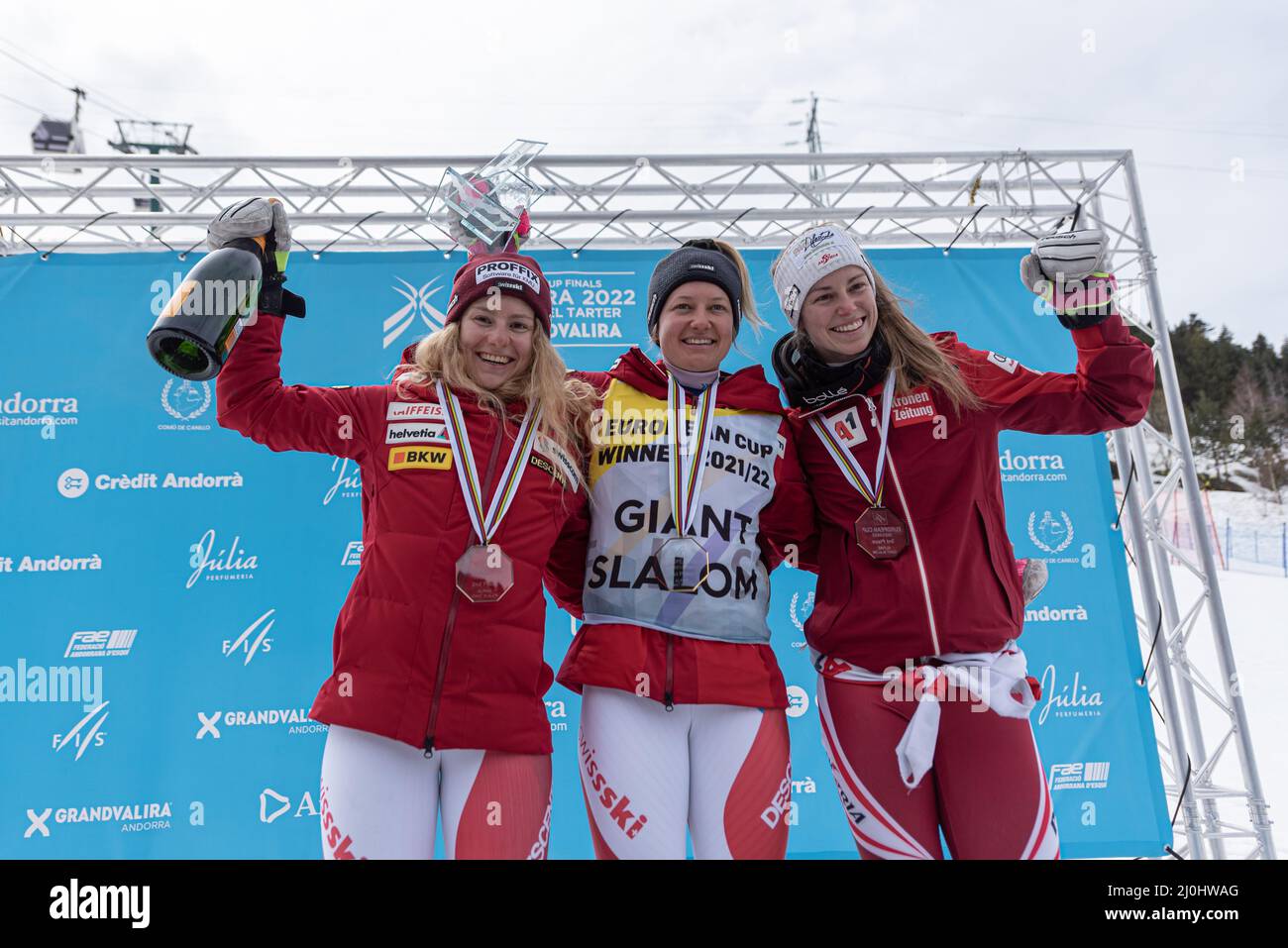 Grandvalira, Andorre : 2022 mars 16 : Simone WILD SUI Nina ASTNER AUT et Vivianne HAERRI SUI podium dans Womens Giant Slalom à LA FINALE de LA COUPE EUROPA 2022 Banque D'Images