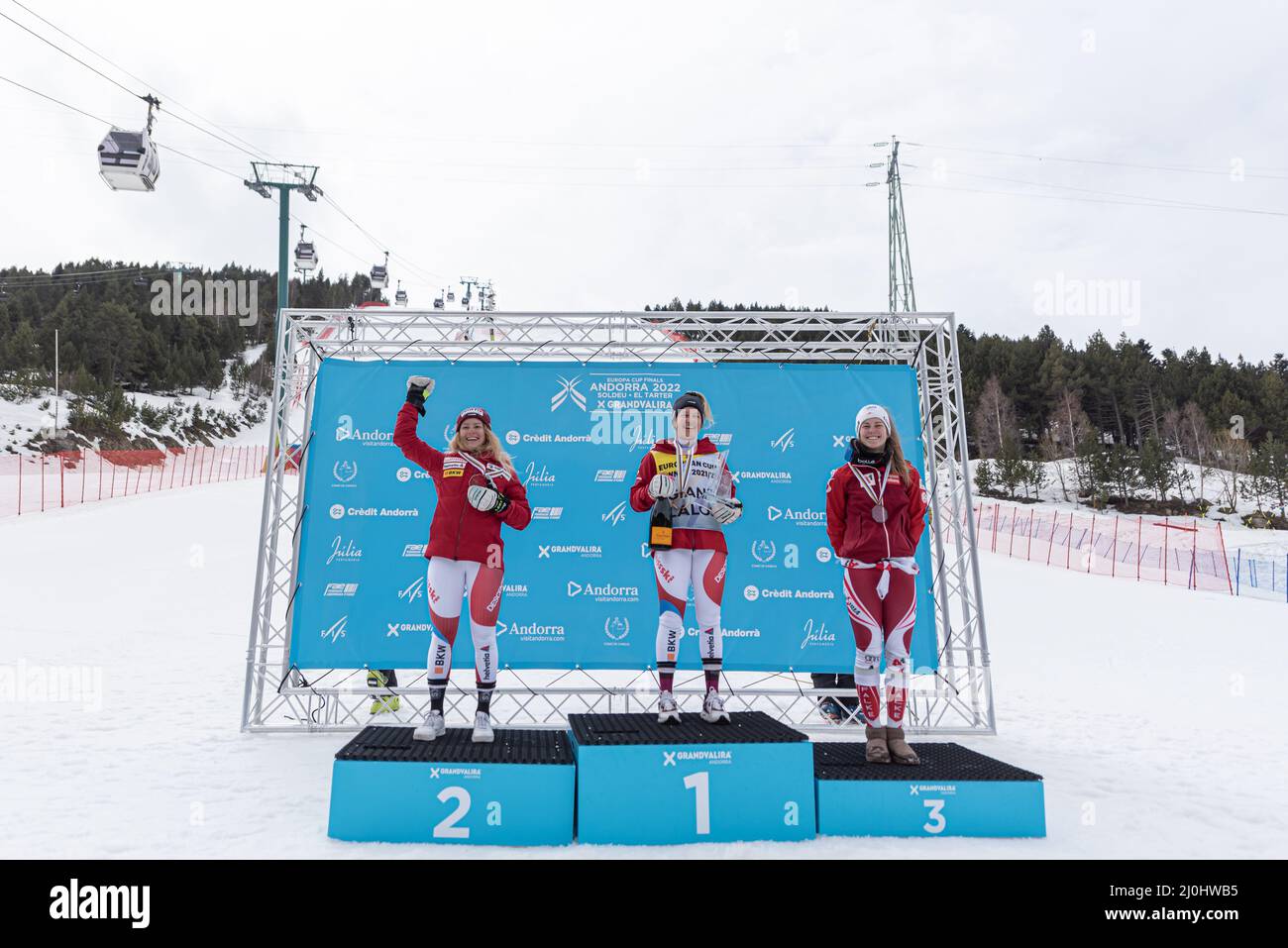 Grandvalira, Andorre : 2022 mars 16 : Simone WILD SUI Nina ASTNER AUT et Vivianne HAERRI SUI podium dans Womens Giant Slalom à LA FINALE de LA COUPE EUROPA 2022 Banque D'Images