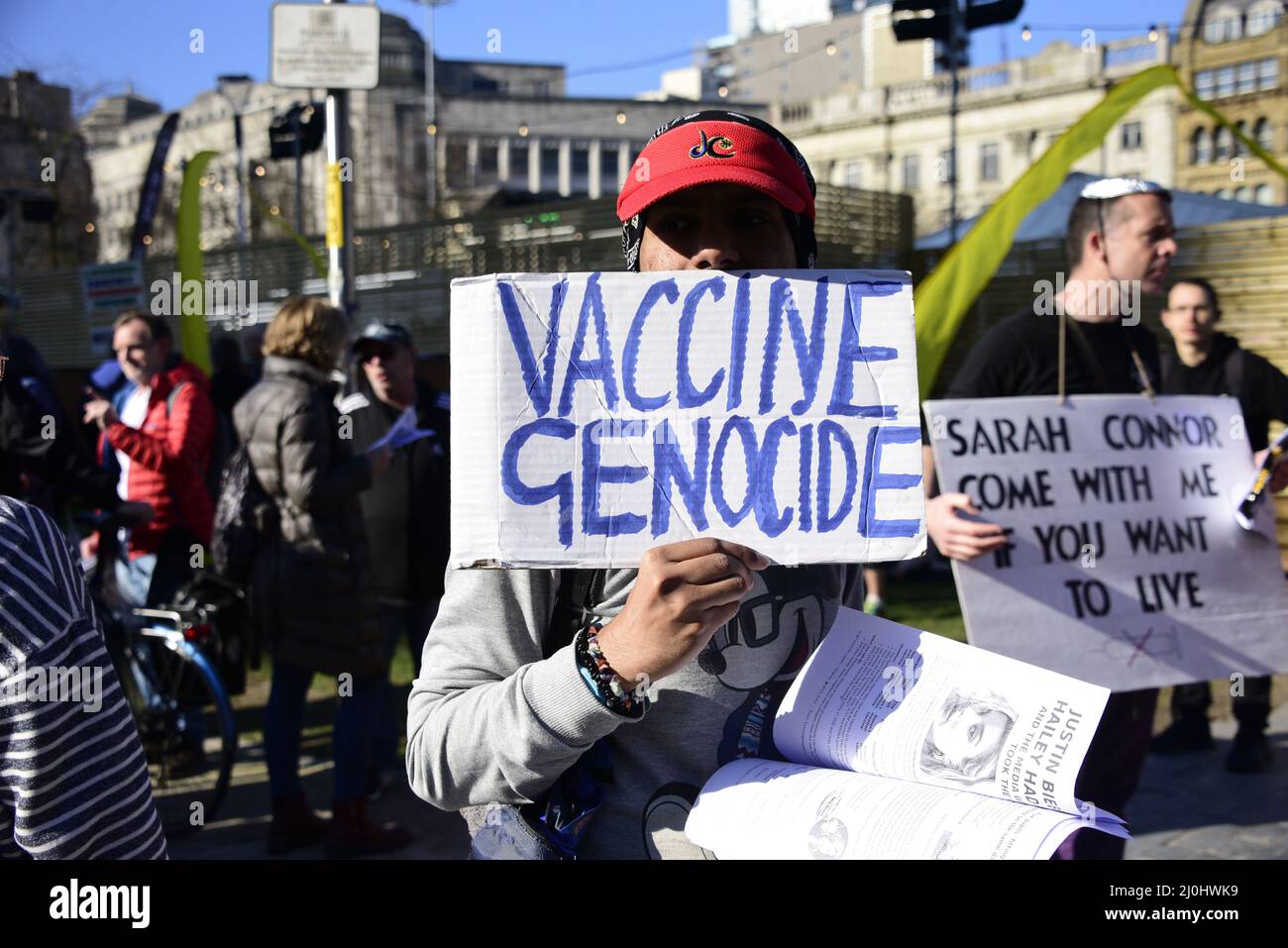 Manchester, Royaume-Uni, 19th mars 2022. Protestation des personnes qui s'opposent à l'utilisation du vaccin Covid-19 à Piccadilly Gardens, centre de Manchester, Angleterre, Royaume-Uni, Iles britanniques. Crédit : Terry Waller/Alay Live News Banque D'Images