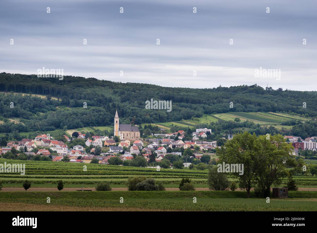 Village de Kleinhöflein avec nuages moody Banque D'Images