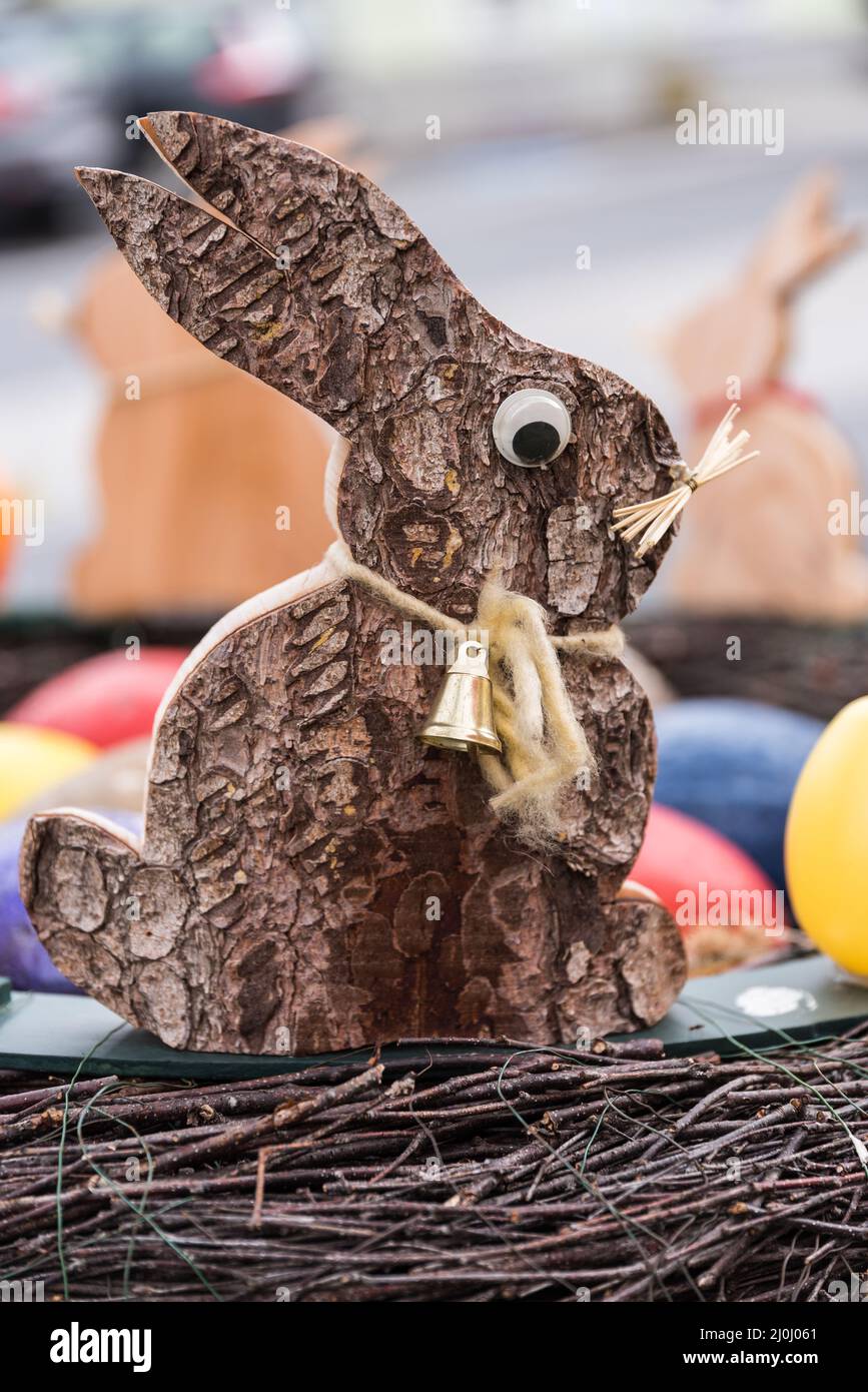 Panier de Pâques avec lapin de Pâques en bois - décoration de Pâques Banque D'Images