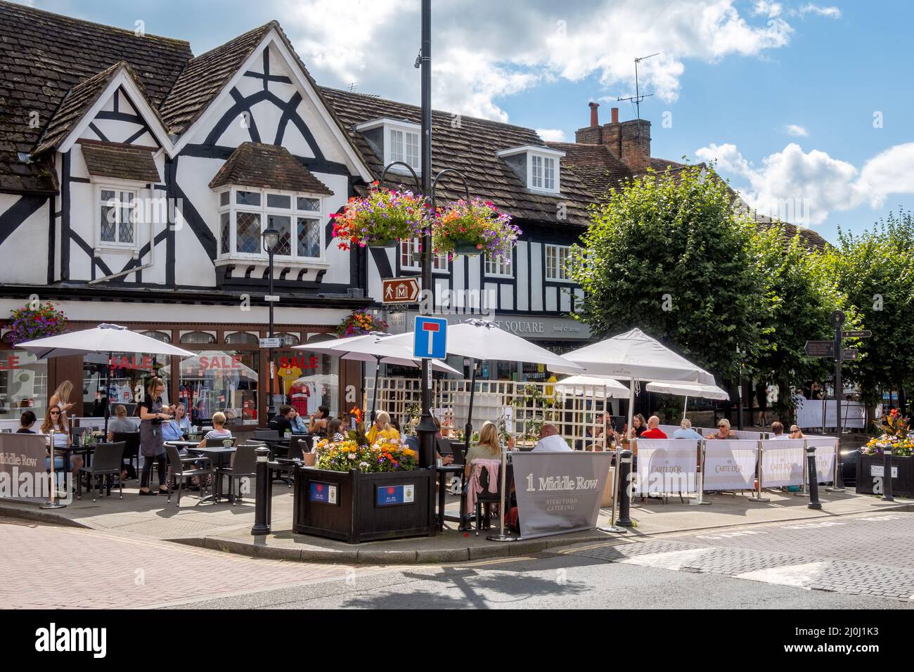 EAST GRINSTEAD, WEST SUSSEX/UK - AOÛT 10 : culture des cafés dans la rue High à East Grinstead le 10 août 2021. Non identifié Banque D'Images