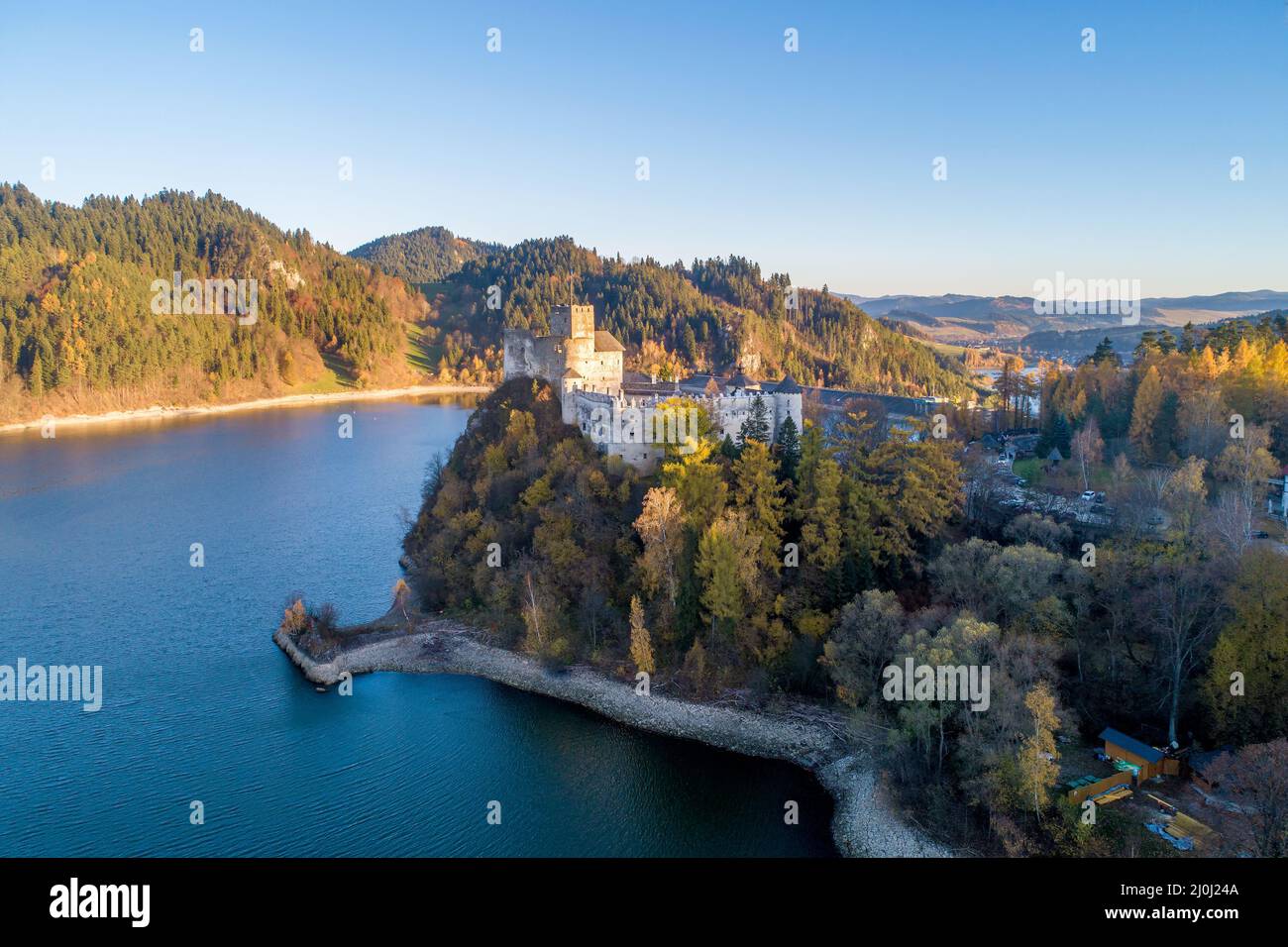 Pologne. Château médiéval de Niedzica, datant du 14th siècle (château supérieur) en automne et lac artificiel Czorsztyn sur la rivière Dunajec. Banque D'Images