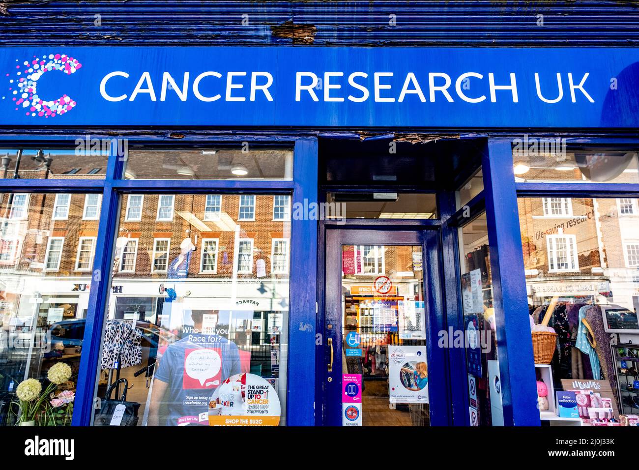 Epsom Surrey Londres, Royaume-Uni, mars 19 2022, cancer Research UK High Street Charity Shop entrée sans personne Banque D'Images