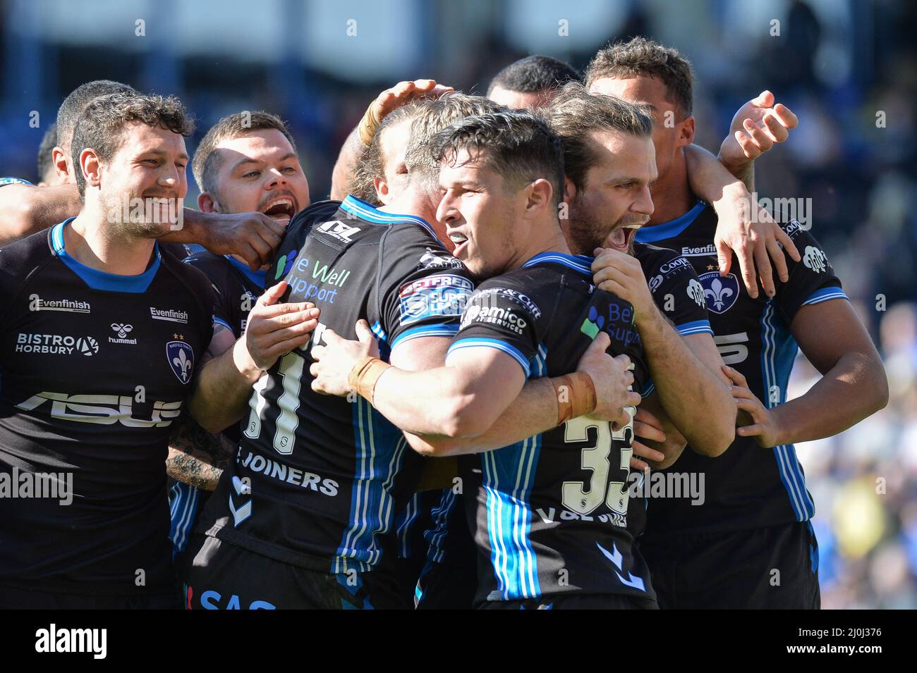 Warrington, Angleterre - 19th mars 2022 - Wakefield Trinity team copains mob try scorer Wakefield Trinity Morgan Escare. Rugby League Betfred Super League Round 6 Warrington Wolves vs Wakefield Trinity au Halliwell Jones Stadium, Warrington, Royaume-Uni Dean Williams Banque D'Images