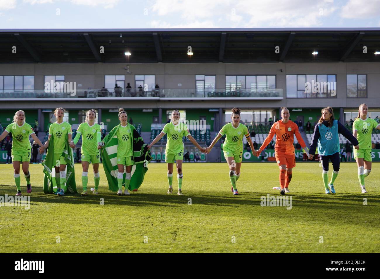 Wolfsburg, Allemagne. 19th mars 2022. Almut Schult ( 1 Wolfsburg ), Svenja Huth ( 10 Wolfsburg ), Pauline Bremer ( 7 Wolfsburg ), Dominique Janssen ( 6 Wolfsburg ), Joelle Smits ( 18 Wolfsburg ), Lynn Wilms ( 2 Wolfsburg ), Joelle Wedemeyer ( 24 Wolfsburg ), Sandra Starke ( 16 Wolfsburg ), Felicas Rauch ( 13 Wolfsburg ) pendant le match FlyerAlarm Frauenbundesliga entre VfL Wolfsburg et TSG 1899 Hoffenheim au stade AOK de Wolfsburg, ALLEMAGNE. FlyerAlarm Frauenbundesliga Julia Kneissl/SPP crédit: SPP Sport presse photo. /Alamy Live News Banque D'Images