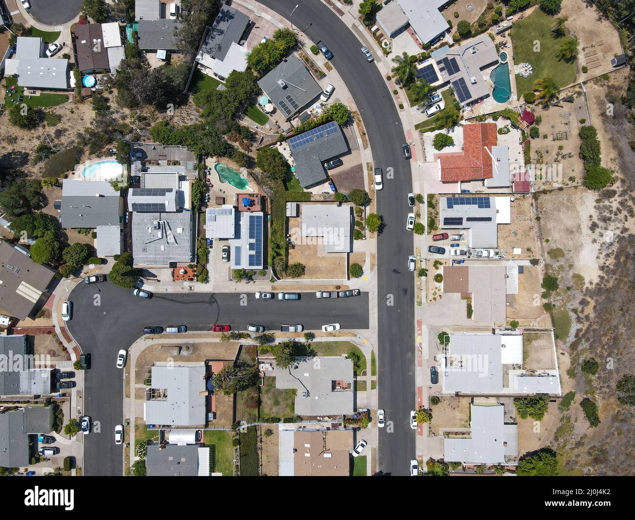 Vue aérienne de dessus de petite rue avec des maisons de classe moyenne à Mission City à San Diego Banque D'Images