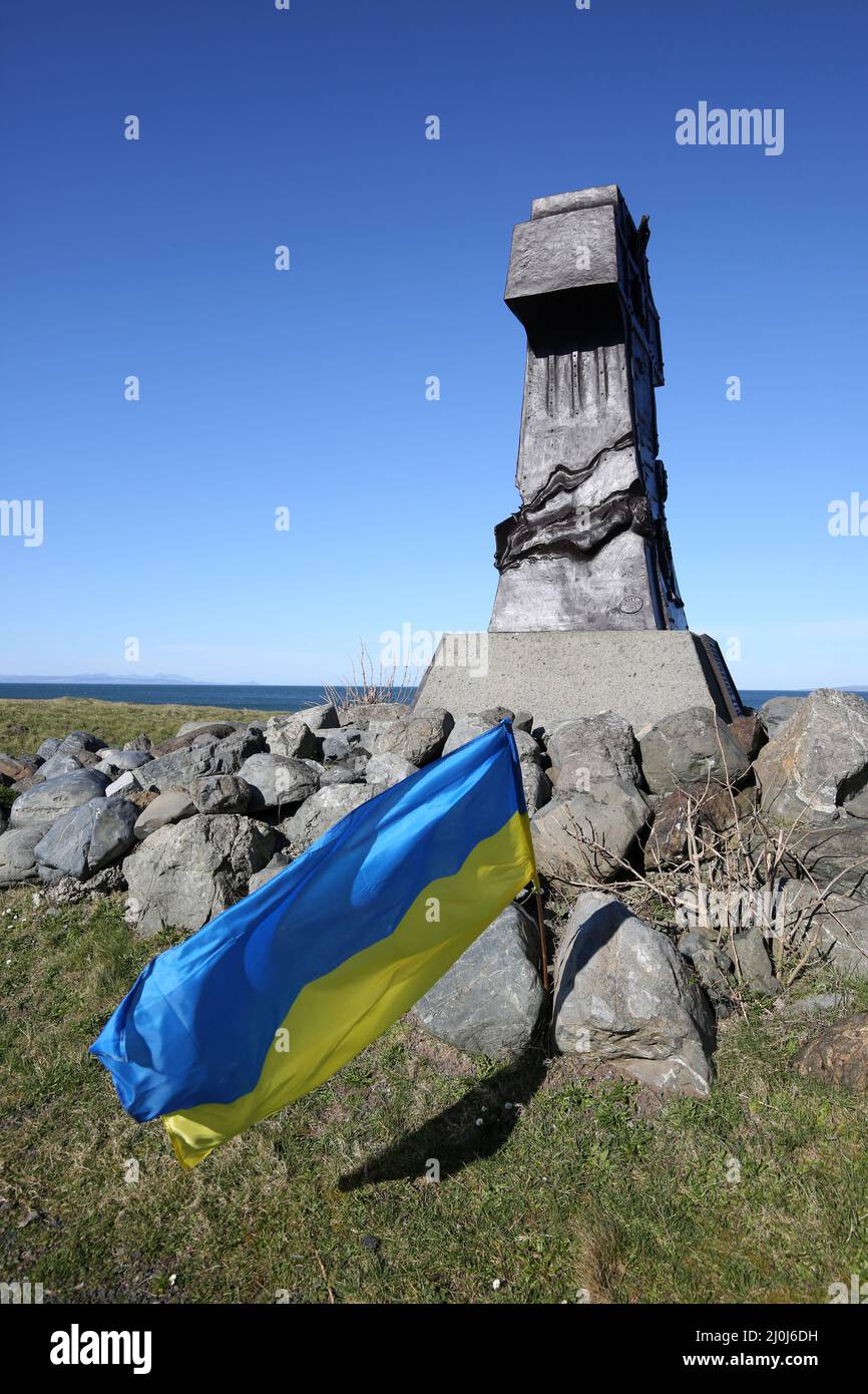 Lendalfoot,Ayrshire, Écosse ,19 mars 2022 : Credit Alister Firth / Alay Live News ​A drapeau ukrainien flotte le long du mémorial du navire de guerre russe Varyag wihch se trouve sur la côte Ayrshire, au village de Lendalfoot. Les habitants fiers du monument montrent leur soutien et leur solidarité avec le peuple d'Ukraine Banque D'Images